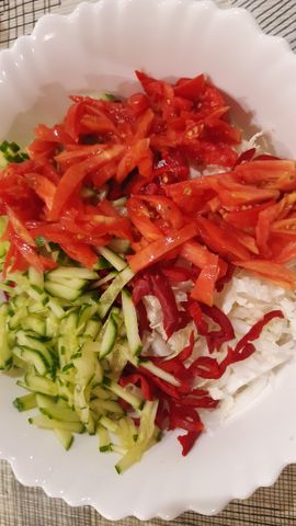 Салат с зелёным горошком, колбасой и сухариками