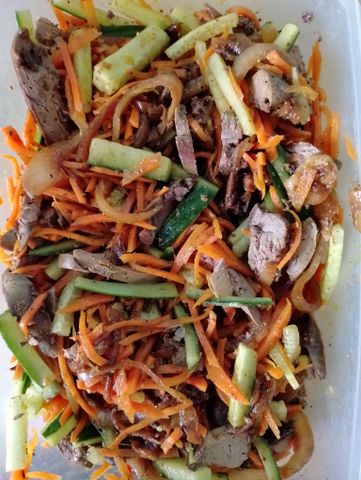 Аппетитный салат с говяжьей печенью и корейской морковкой простой и вкусный, рецепты с фото