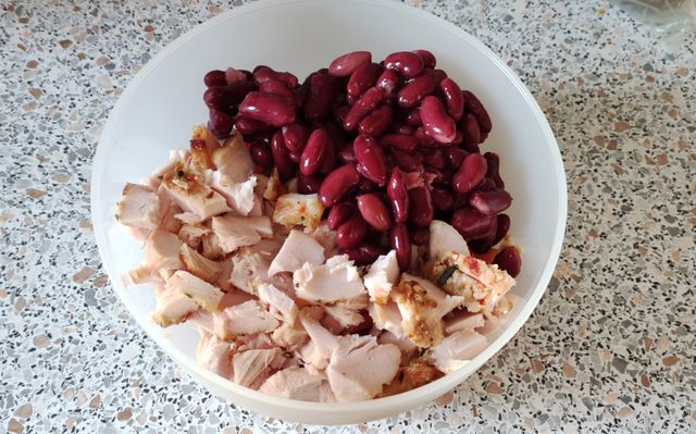 Салат с копчёной курицей, фасолью и кукурузой: рецепт - Лайфхакер