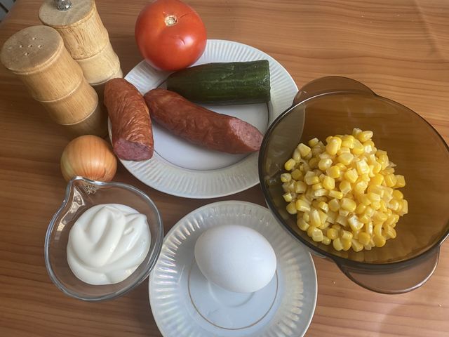 Салат с колбасой, помидорами, огурцом и кукурузой