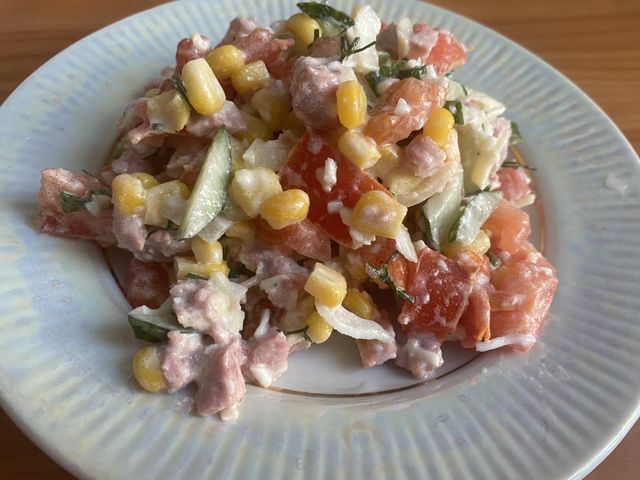 Салат с копченой колбасой и кукурузой - рецепт с фото пошагово