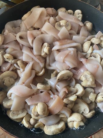 Запеченные кальмары с грибами в сметанном соусе