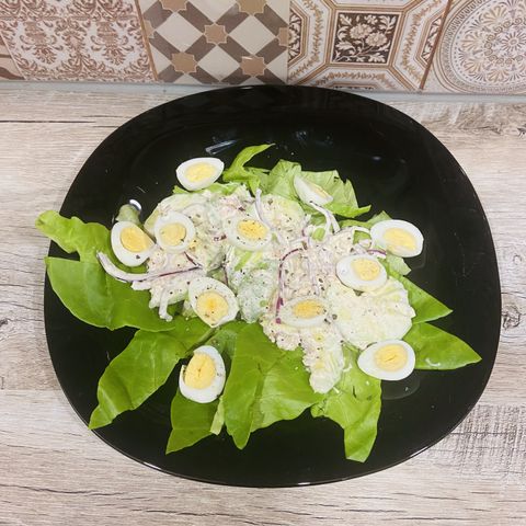 Легкий салат с рукколой и перепелинными яйцами