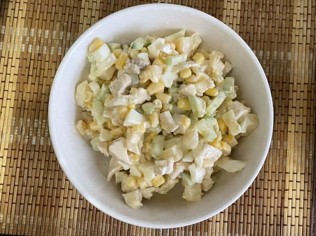 Салат с курицей, ананасом, кукурузой, сыром и яйцом — рецепт с фото пошагово + отзывы