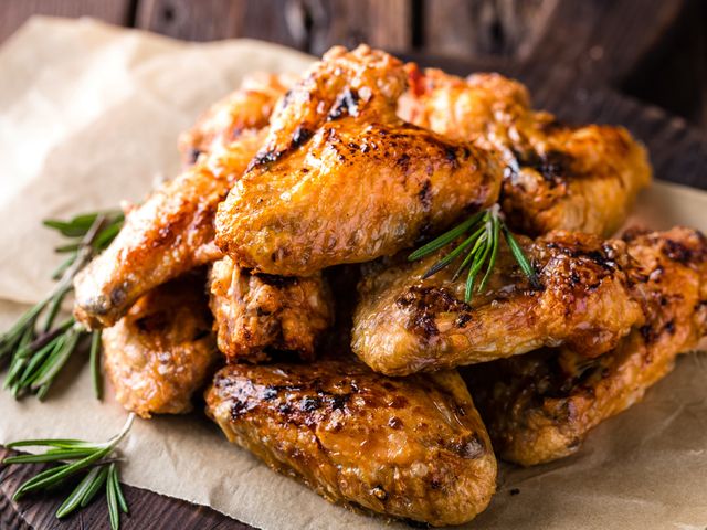 Куриные крылышки в духовке: рецепт вкуснейшего блюда для всей семьи (видео)