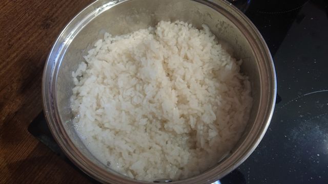 Куриная печень с рисом на сковороде