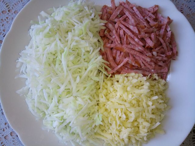 Салат с капустой и копчёной колбасой: рецепт - Лайфхакер