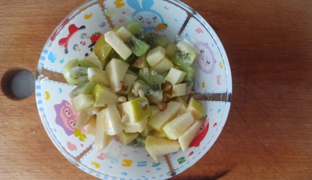 Салат прелесть с курицей, грейпфрутом и кедровыми орехами