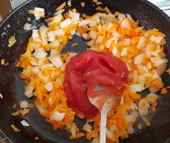 Тушеная капуста с морковью и томатной пастой. Тушёная капуста с морковью и луком