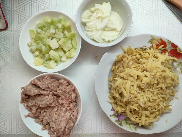 Запеканка с кабачками и фаршем и картофелем в духовке в кефирном соусе