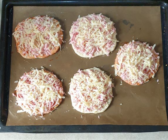 Пицца «Простая» с колбасой и сыром