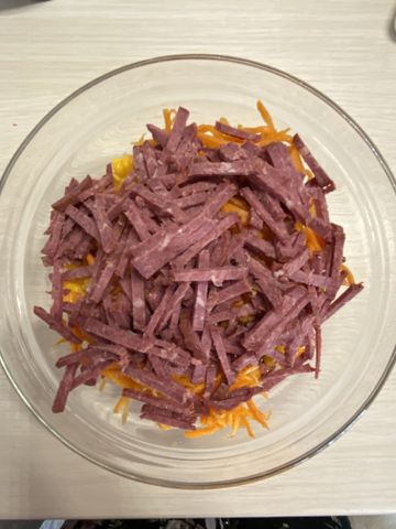 Салат с фасолью, колбасой и сухариками: рецепт - Лайфхакер