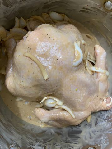 Как приготовить курицу в духовке целиком на банке