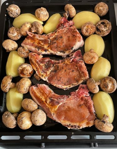 Рецепт Свиная корейка с картошкой и беконом в духовке