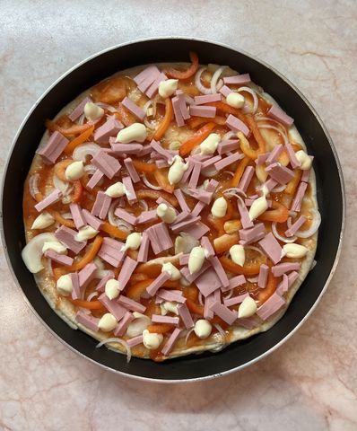 Пицца с грибами, колбасой и помидором на готовой основе