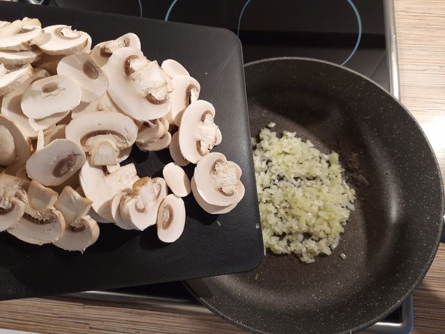 Жареные грибы со сметаной - пошаговый рецепт с фото на Готовим дома