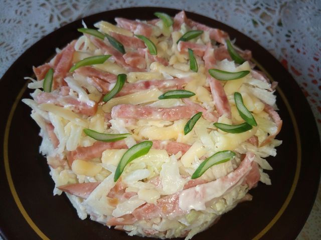 Салат с капустой и колбасой (копченой, вареной, вяленой) — 12 рецептов с фото пошагово