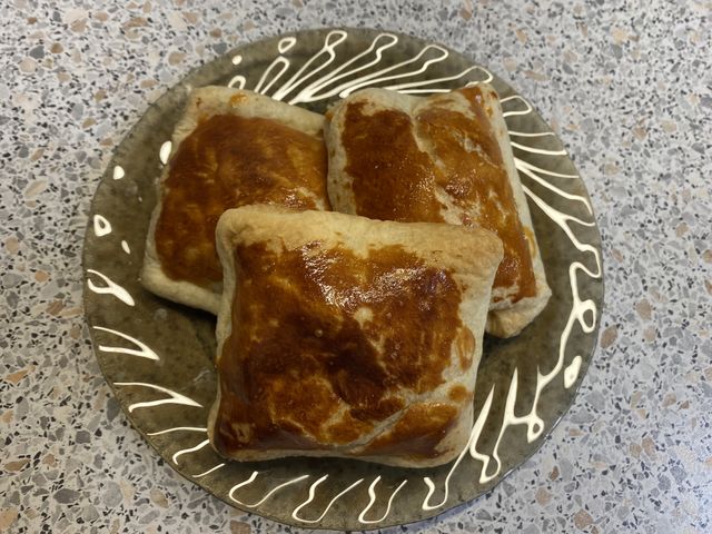 Пирожки из слоеного теста с козьим сыром