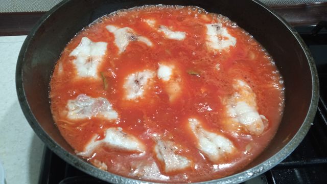 Как приготовить рыбу, запеченную в томатном соусе