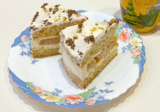 Нежный бисквитный торт с прослойкой безе и малиной