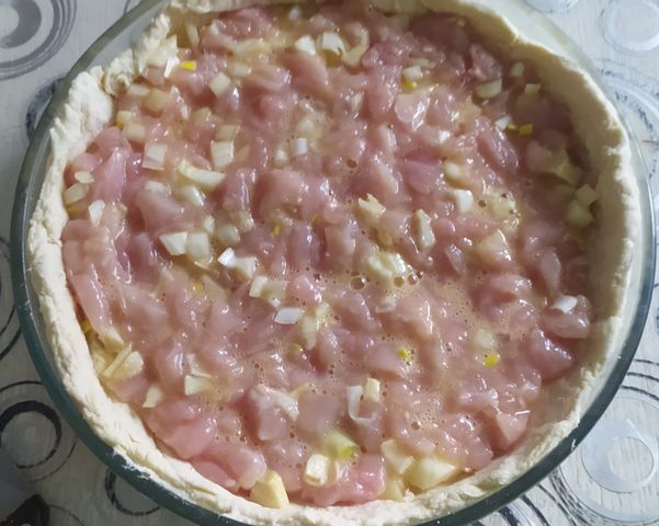 Открытый пирог «Киш лорен» с курицей и грибами