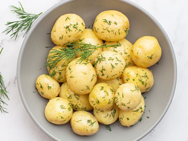 Рецепт: Молодая картошка тушеная с говядиной
