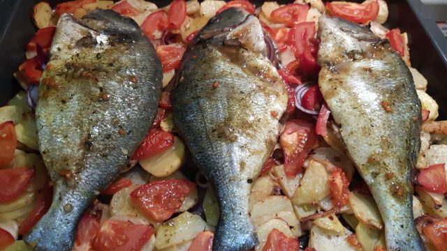 Рыба, запечённая с картошкой и помидорами