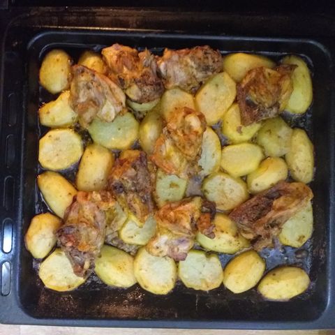 Курица с аппетитной корочкой с картошкой в духовке
