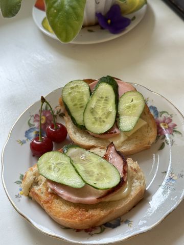 Сэндвич с колбасой и огурцами