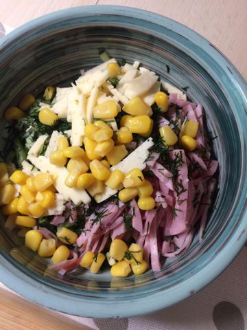 Легкий салат с ветчиной, сыром и кукурузой – пошаговый рецепт приготовления с фото
