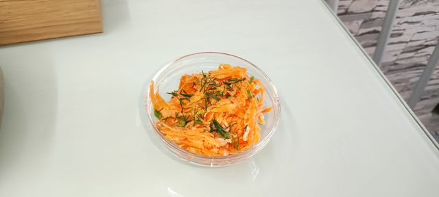 Салат из капусты и моркови с лимонно-медовой заправкой – кулинарный рецепт