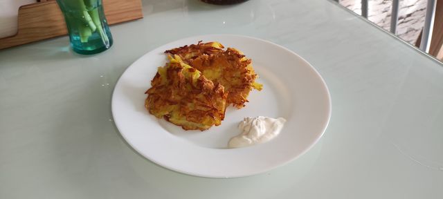 Картофельные драники с яйцом, мукой и луком на сковороде
