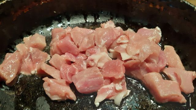 Гуляш из свинины в сметанном соусе