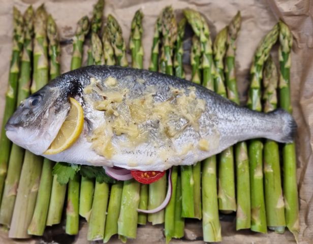 Спаржа в серпантине из красной рыбы – кулинарный рецепт