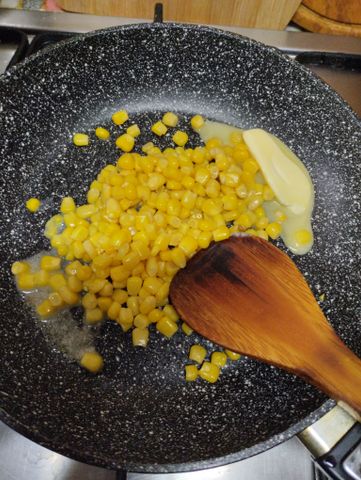 Жареная консервированная кукуруза с сыром на сковороде. Простой рецепт!