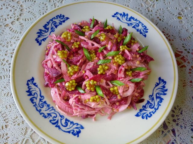 Куриный салат с маринованным луком и помидором