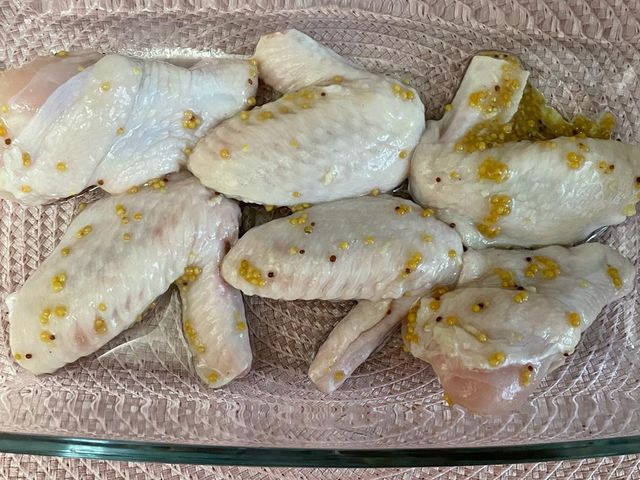 Рецепт сочных куриных крылышек, запеченных в хрене и горчице. Читайте на ремонты-бмв.рф