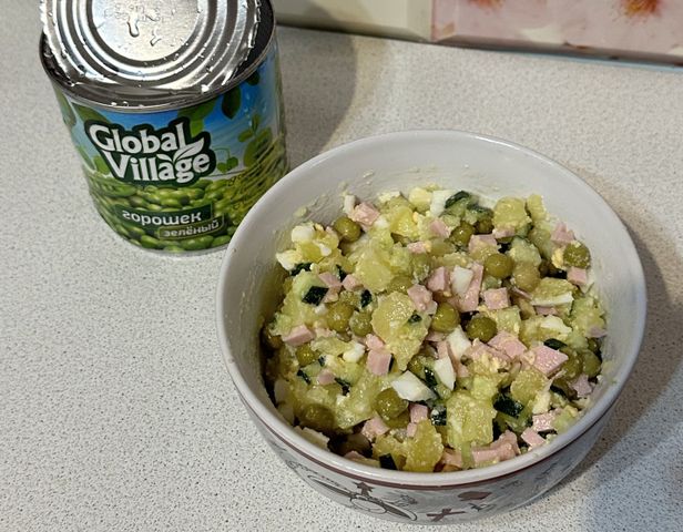 Рецепт салата с жареным зеленым горошком и колбасой
