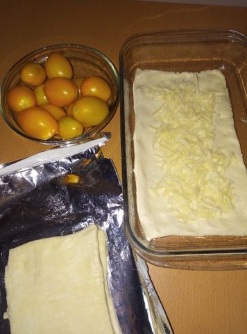 Слоеный пирог с грибами и сыром