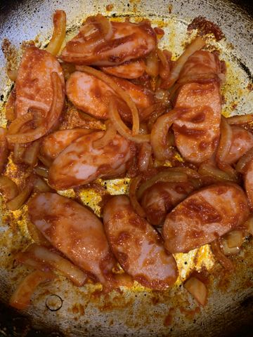 Рецепт Гречка с сосисками и томатной пастой. Калорийность, химический состав и пищевая ценность.