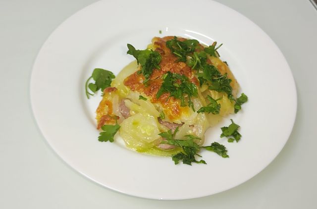 Запеканка Отпускная - рецепт горячего блюда на основе кабачков, картофеля и сосисок