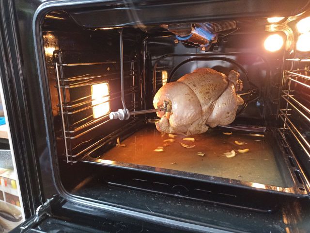 Курица гриль на вертеле с запеченным картофелем в духовке