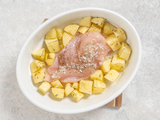 Картошка в духовке с куриным филе – кулинарный рецепт