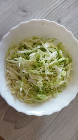 Пестрый салат из белокачанной капусты со сладким перцем