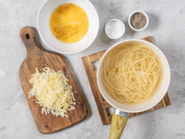 Как приготовить Макароны с яйцом и сыром рецепт пошагово