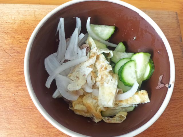Оригинальный рецепт салата с тунцом, яйцом и жареным луком | Национальная еда, Идеи для блюд, Еда