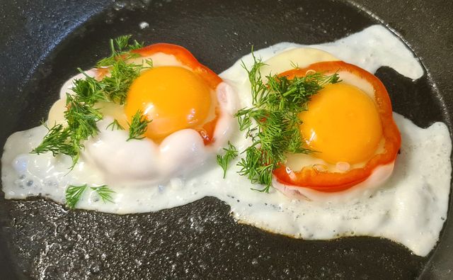 Яйца в перце на завтрак