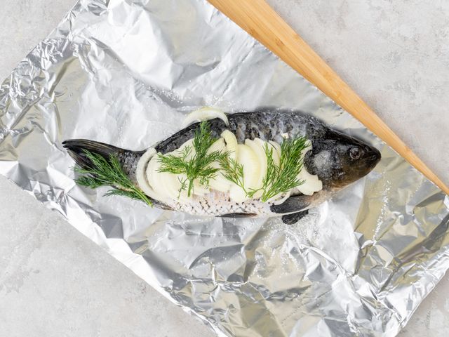 Запеченная рыба скумбрия с овощами в духовке в фольге