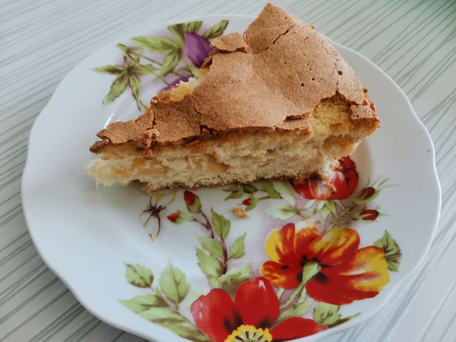 Шарлотка с яблоками, грушами и малиной