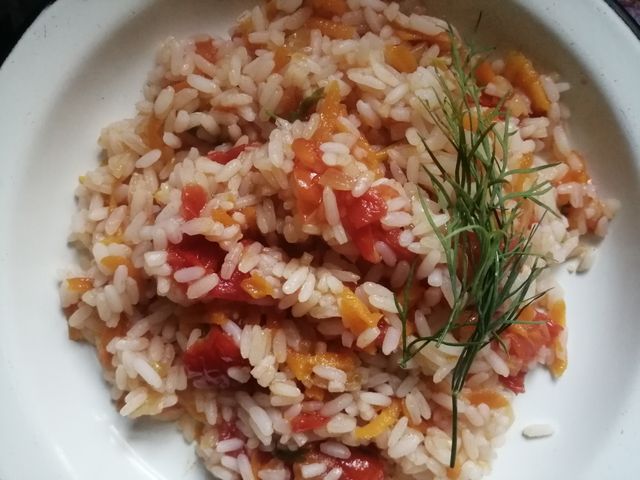 Рис с луком и томатной пастой